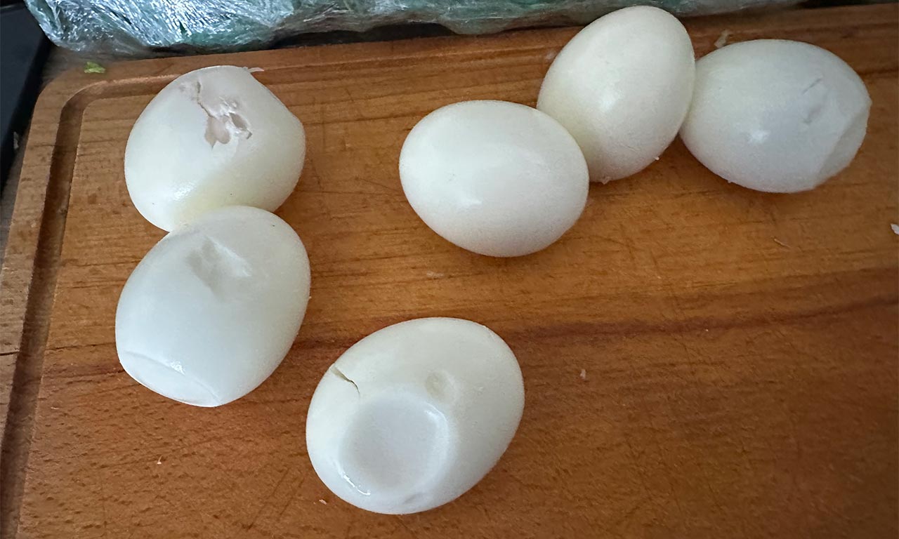 Des œufs durs : il m'en faut 6 par repas - 2 complets et 4 blancs