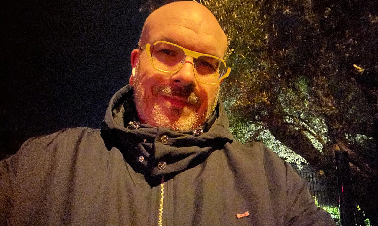 David Jazt avec ses AirPods Pro 2, lors du tour du Cap d'Antibes à pied