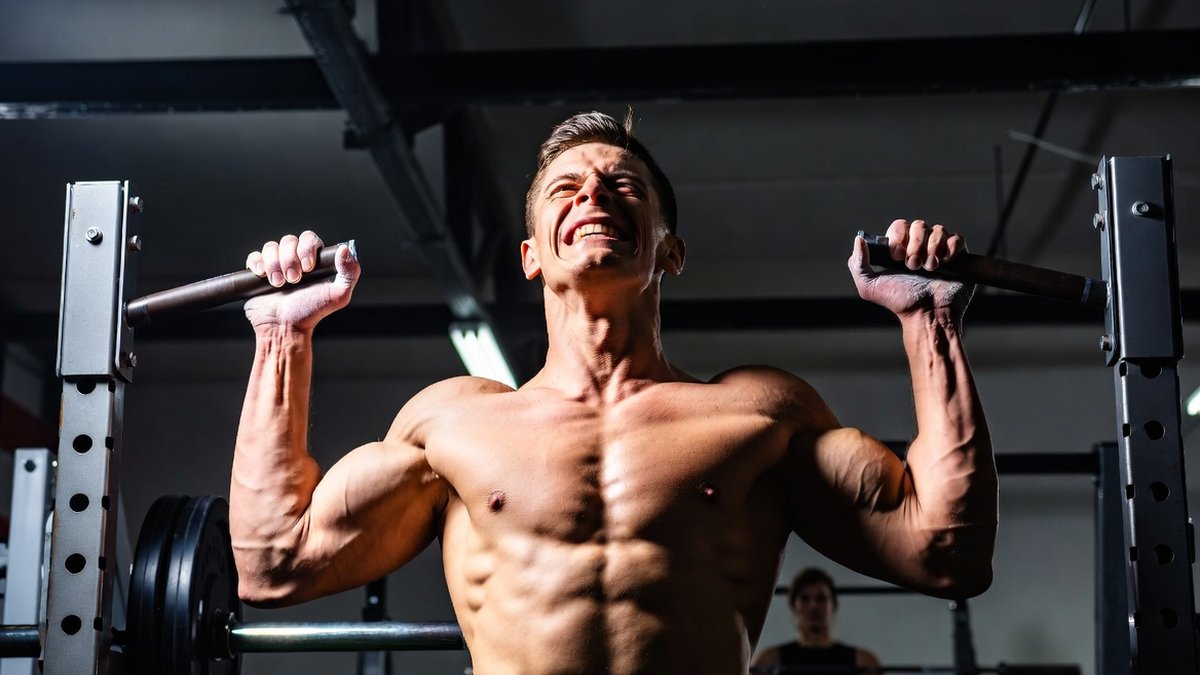 Homme s'entraînant intensément en salle — comparatif fitness